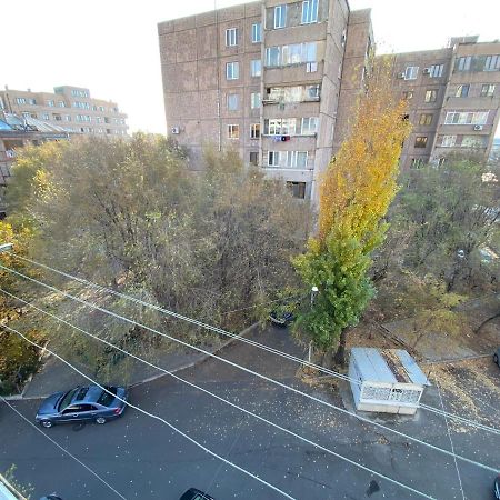 Large Cozy Apartment On Beginning Of Komitas Ave エレバン エクステリア 写真