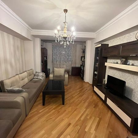 Large Cozy Apartment On Beginning Of Komitas Ave エレバン エクステリア 写真