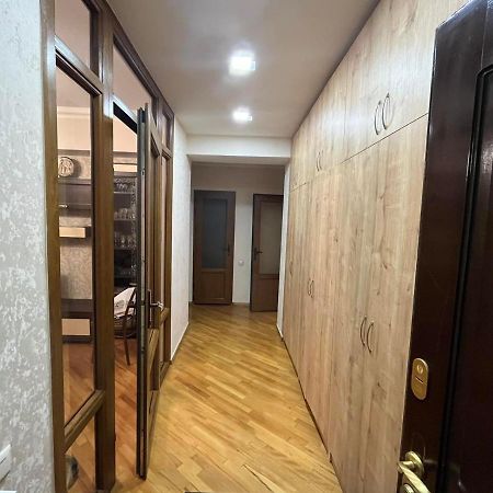 Large Cozy Apartment On Beginning Of Komitas Ave エレバン エクステリア 写真