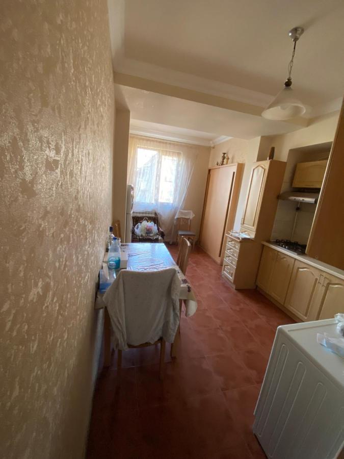 Large Cozy Apartment On Beginning Of Komitas Ave エレバン エクステリア 写真