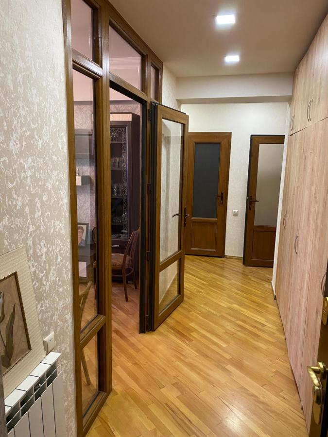 Large Cozy Apartment On Beginning Of Komitas Ave エレバン エクステリア 写真