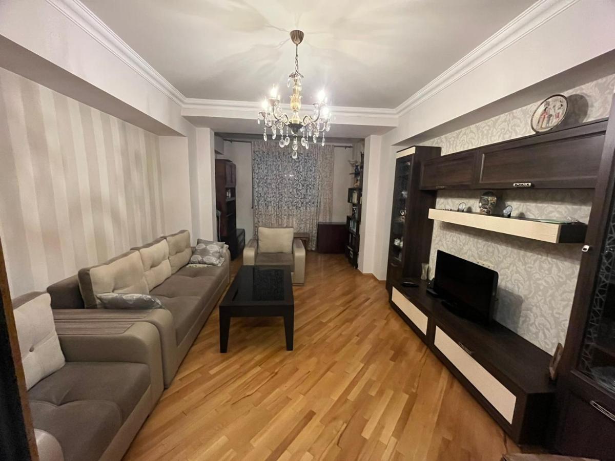 Large Cozy Apartment On Beginning Of Komitas Ave エレバン エクステリア 写真