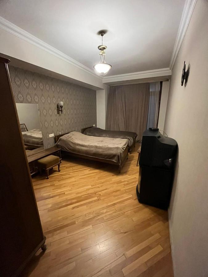 Large Cozy Apartment On Beginning Of Komitas Ave エレバン エクステリア 写真