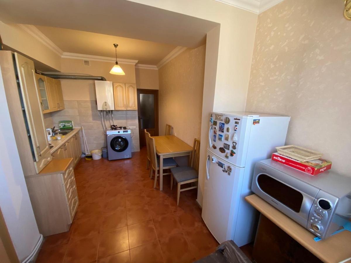 Large Cozy Apartment On Beginning Of Komitas Ave エレバン エクステリア 写真