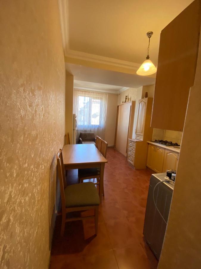 Large Cozy Apartment On Beginning Of Komitas Ave エレバン エクステリア 写真